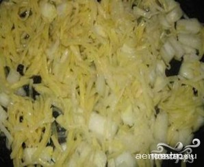 Шаг 1: 1. Очищаем картофель, промываем его, и на крупной терке натираем. Теперь очищаем лук, мелко его нарезаем, и на сковороде в разогретом подсолнечном масле обжариваем.