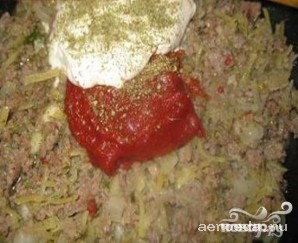 Шаг 4: 2. На сковороду к обжаренному луку добавляем заранее приготовленный мясной фарш, обжариваем его. Теперь сюда же добавляем специи, сметану и томатную пасту.