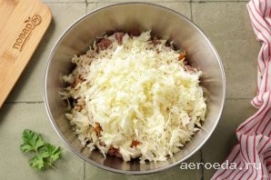 Шаг 13: Капусту мелко нашинкуйте или натрите на специальной тёрке.