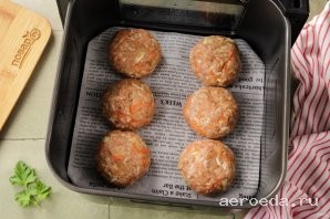 Шаг 28: Выложите на решётку аэрогриля. Решётку по желанию можно застелить пергаментом или фольгой.