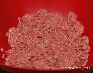 Шаг 4: Фарш прокрутите пару раз на мясорубке (у меня был говяжий).