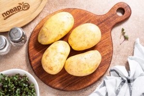Шаг 4: Картофель хорошо помойте, по желанию очистите от кожуры. Я просто тщательно тру картошку щеточкой.