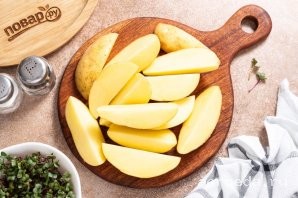 Шаг 7: Нарежьте картофель дольками.