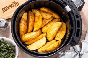 Шаг 16: Выложите картофель в корзинку или на решетку аэрогриля. Готовьте 20-25 минут при температуре 180 градусов. Если у вас есть в аэрогриле режим «картофель» или «картофель фри» — выбирайте его.