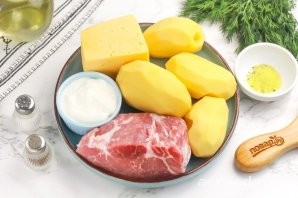 Шаг 1: Подготовьте указанные продукты. Очистите картофель от кожуры и промойте в воде. Если решите добавить луковицу, то ее тоже очистите и промойте. Мясо промойте, срежьте жилы и пленки, подсушите бумажными салфетками.