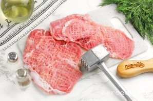 Шаг 10: С помощью кулинарного молоточка отбейте каждый кусочек мяса с двух сторон как можно тоньше.