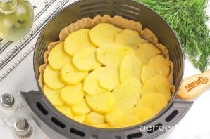 Шаг 13: Поперчите и присыпьте приправой, оставляя ее и для картофельного слоя. По желанию можно добавить еще молотую паприку, молотый сушеный чеснок и т.д.