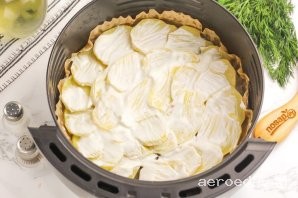 Шаг 19: Аккуратно смажьте картофельный слой сметаной любой жирности или майонезом. Можно просто сбрызнуть растительным маслом. Запеките картофель 10 минут при температуре 180 градусов. Помните, что нарезка не должна быть слишком толстой.
