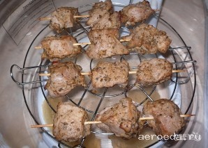 Шаг 16: 6. Спустя необходимое время откройте крышку и переверните мясо, снова накройте и готовьте еще 10 минут.