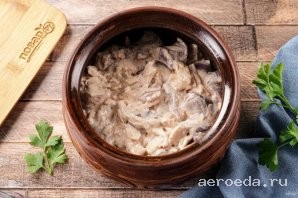 Шаг 16: Переложите в горшочек. Если горшочки небольшие, используйте два.