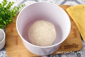 Шаг 13: Затем продолжите замес руками. Соберите тесто в шар, заверните в плёнку и уберите в холодильник на 15-20 минут.