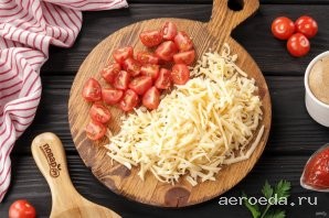 Шаг 19: Черри помойте и разрежьте на 2-4 части, сыр натрите на крупной тёрке.