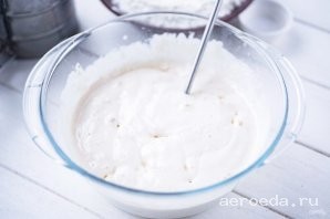 Шаг 10: Через указанное время добавьте в миску яйца, соль и 2 ст.л. растительного масла. Перемешайте.