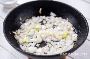 Шаг 22: В сковороде с растительным маслом обжарьте до мягкости мелко нашинкованный репчатый лук.