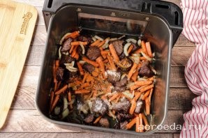Шаг 13: Добавьте соль и специи по вкусу. Перемешайте и готовьте ещё пару минут.