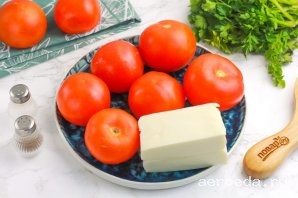 Шаг 1: Подготовьте указанные продукты. Помидоры выбирайте средние, не крупные и не мелкие плоды. Сыр можно использовать любой твердый, не соленый или сулугуни. В последнем варианте соль не добавляйте, так как сыр и так соленый.
