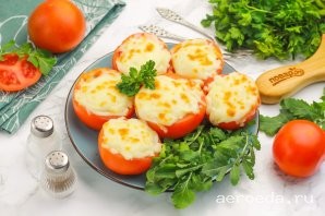 Шаг 19: Аккуратно выложите горячие помидоры с сыром из чаши на тарелку и подайте к столу со свежей зеленью, сметаной и т.д. Приятного вам аппетита!
