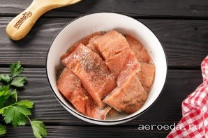 Шаг 7: Добавьте к рыбе соль, перец и 1 ст.л. растительного масла.