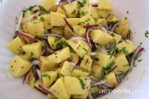 Шаг 7: 3. Посолить и поперчить все по вкусу. Свежую зелень вымыть, просушить и измельчить. Добавить к овощам немного белого сухого вина и взбрызнуть оливковым маслом. Как следует перемешать. При желании можно добавить также сушеные травы или любимые специи.