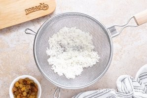 Шаг 4: Рис промойте до прозрачности и откиньте на сито, чтобы стекла лишняя вода.