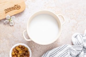 Шаг 13: Влейте молоко. Его можно не подогревать.