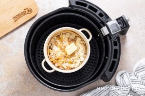 Шаг 22: Добавьте кусочек сливочного масла, перемешайте кашу. Оставьте на 5 минут в выключенном аэрогриле.