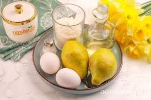 Шаг 1: Подготовьте указанные продукты. Груши выбирайте не слишком сочные, чтобы нарезка не выпустила сок при запекании.