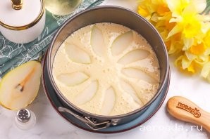 Шаг 13: Грушу промойте в воде и обсушите бумажной салфеткой. Разрежьте на четыре части и вырежьте семенные блоки. Нарежьте мякоть ломтиками и выложите сверху на тесто.