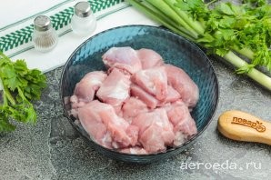 Шаг 4: Нарежьте мякоть порционными кусочками и выложите ее в миску или салатник.