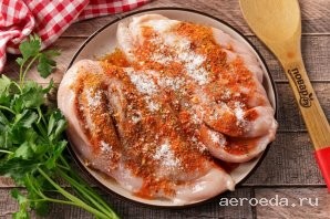 Шаг 7: Полейте мясо соком лимона, посыпьте солью и специями на свой вкус.