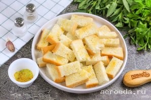 Шаг 7: Сбрызните растительным маслом и присыпьте приправой: овощной, для курицы или грибной.