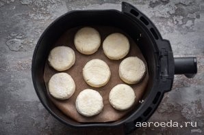 Шаг 16: На решетку чаши аэрогриля застелите пергамент для выпекания для удобства, затем выложите поверх все заготовки сырников. Чашу установите в аэрогриль. Выпекайте сырники при температуре в 180 градусов 25 минут. Где-то на 15-ой минуте я достала чашу из аэрогриля и перевернула все сырники на другую сторону, затем опять отправила допекаться.
