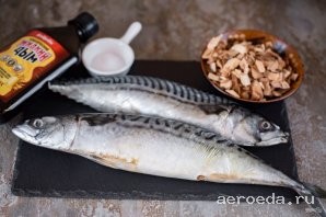 Шаг 1: Все ингредиенты выложите на стол. Предварительно скумбрию разморозьте.