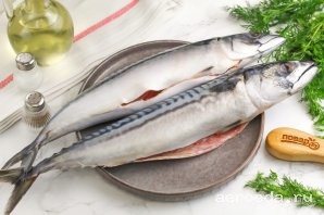 Шаг 4: Разрежьте брюшки и удалите внутренности, обязательно счистите черную плеву внутри — она горчит. Промойте тушки еще раз внутри и снаружи и обсушите бумажными салфетками.