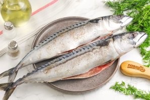Шаг 7: Натрите скумбрию солью и молотым черным перцем внутри и снаружи. Если будете мариновать рыбу, то вотрите в нее соевый соус или другой маринад и оставьте на 30-40 минут при комнатной температуре.