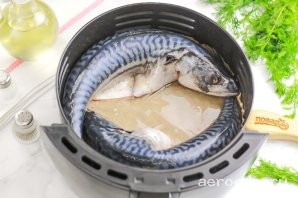 Шаг 10: Застелите поддон аэрогриля пергаментной бумагой и смажьте ее растительным маслом. Если бумаги нет, то просто смажьте маслом сам поддон, чтобы рыба не прилипла к нему в процессе запекания. Выложите скумбрии в поддон и активируйте технику на 25 минут при температуре в 180 градусов. Если будете запекать скумбрию, нарезанную кусочками, то температуру убавьте до 180 градусов и время сократите до 15-20 минут.