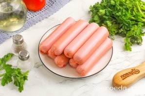 Шаг 1: Подготовьте указанные продукты. Приобретите охлажденные сосиски любого сорта и вида (в рецепте — индюшиные). Помните, что сосиски в натуральной оболочке перекрутятся при запекании и не будут такими ровными.