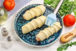 Шаг 13: Взбейте куриное яйцо и смажьте им с помощью кулинарной кисточки заготовки по длине.