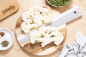 Шаг 7: Нарежьте на плоские стейки толщиной около 2-2.5 см. Для этого лучше отрезать части ближе к центру капусты.