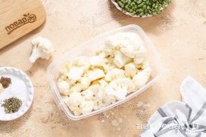 Шаг 10: Ту часть, что бокам можно просто разобрать на соцветия, переложить в пищевой контейнер и использовать для других рецептов.