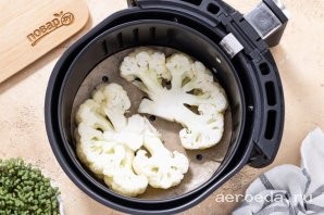 Шаг 16: Аэрогриле предварительно разогрейте при температуре 200 градусов около 10 минут. Выложите капустный стейк в корзинку или на решетку аэрогриля. На дно я укладываю пергамент.