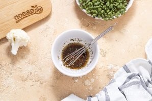 Шаг 19: Оливковое масло смешайте с солью и всеми специями.