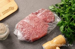Шаг 4: С помощью ребристой части кухонного молотка слегка отбейте говяжью вырезку, которую следует предварительно обернуть пищевой пленкой или поместить в пакет. Во время отбивания с кусков будет выделяться сок, его следует убрать с помощью бумажного полотенца.