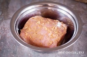 Шаг 16: Мясо хорошенько обмажьте пастой со всех сторон втирающими движениями, выложите в достаточно глубокую миску, накройте тарелкой и поставьте на полку холодильника не менее, чем на 4 часа.