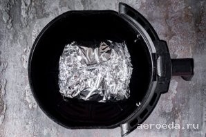 Шаг 22: Свинину в фольге переложите на решетку (нижнее положение) аэрогриля. Запустите аэрогриль в следующем режиме: 15 минут при температуре 200 градусов, затем 1 час 10 минут при температуре 150 градусов.
