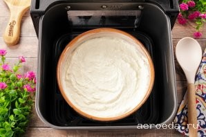 Шаг 22: Поместите форму в чашу аэрогриля. Запекайте в аэрогриле при температуре 160 градусов 20 минут. Когда прозвучит сигнал, не достаём ещё в течение 10 минут.