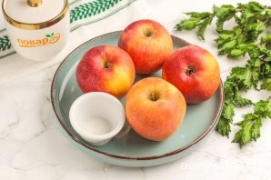 Шаг 1: Подготовьте указанные продукты. Яблоки лучше использовать сладкие. Если у вас фрукты кисло-сладкие, то используйте чуть больше сахарного песка или сиропа по вашему вкусу.